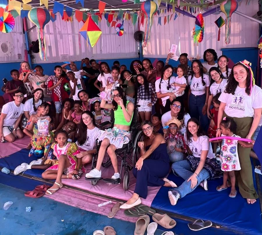 Crianças, adolescentes e estudantes de Medicina da Unigranrio Afya reunidos na festa junina do CIACA Rosa e Azul