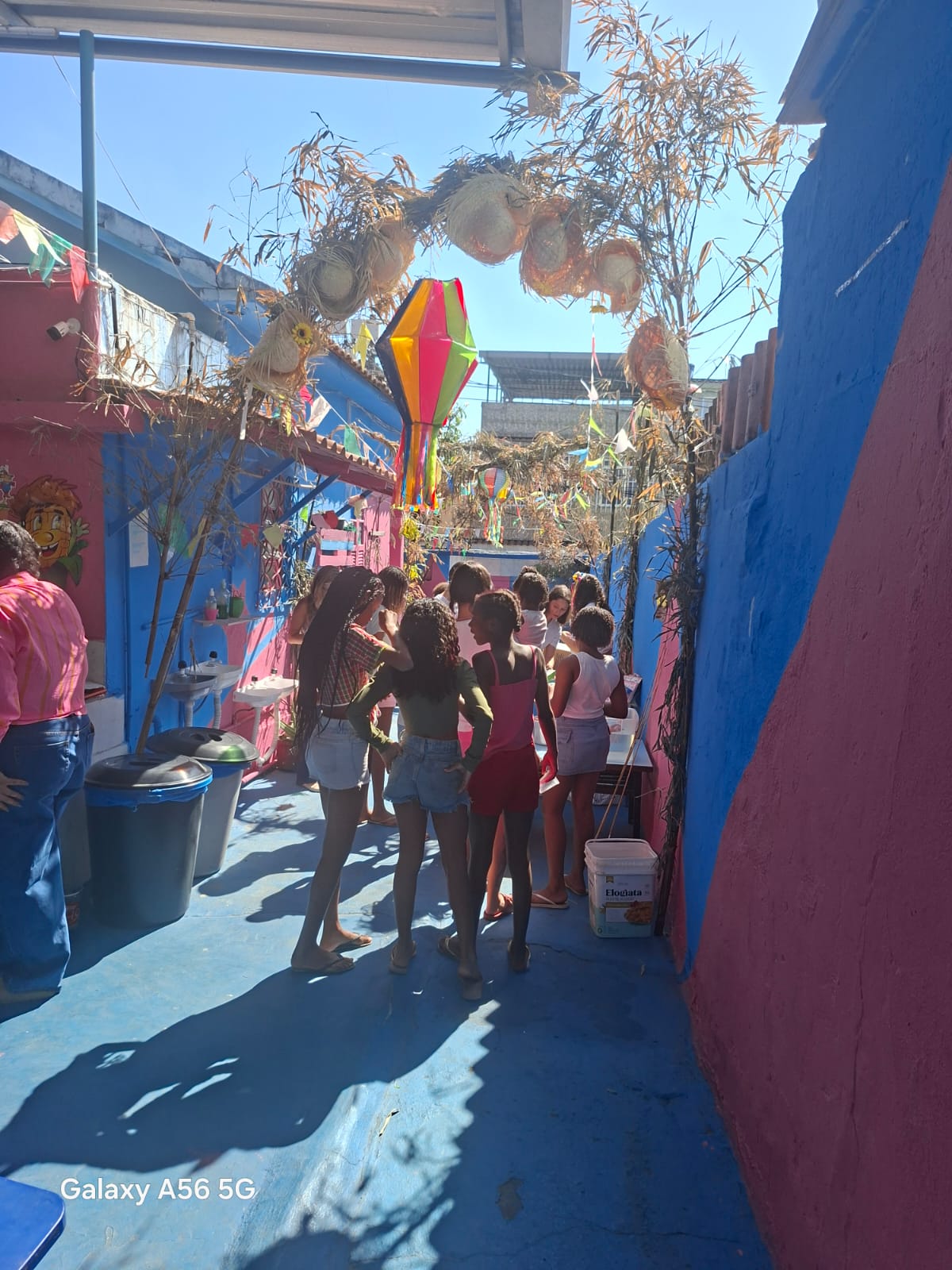 Pátio do CIACA Rosa e Azul decorado com bandeirinhas e balões durante a festa junina
